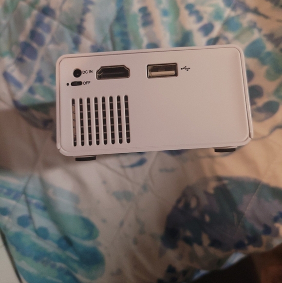 LED Projector - Picture 5 of 11